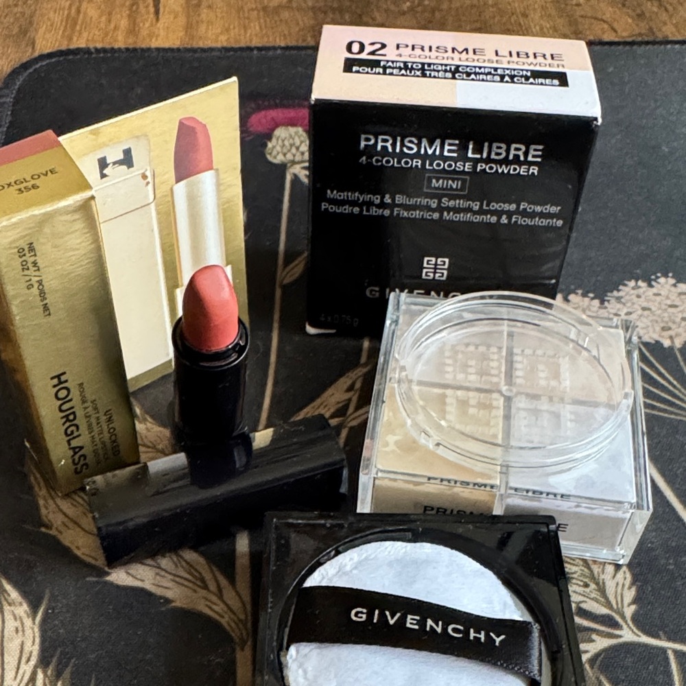 Givenchy Prisme Libre 02 (Satin blanc) + Hourglass soft matte lipstick Foxglove